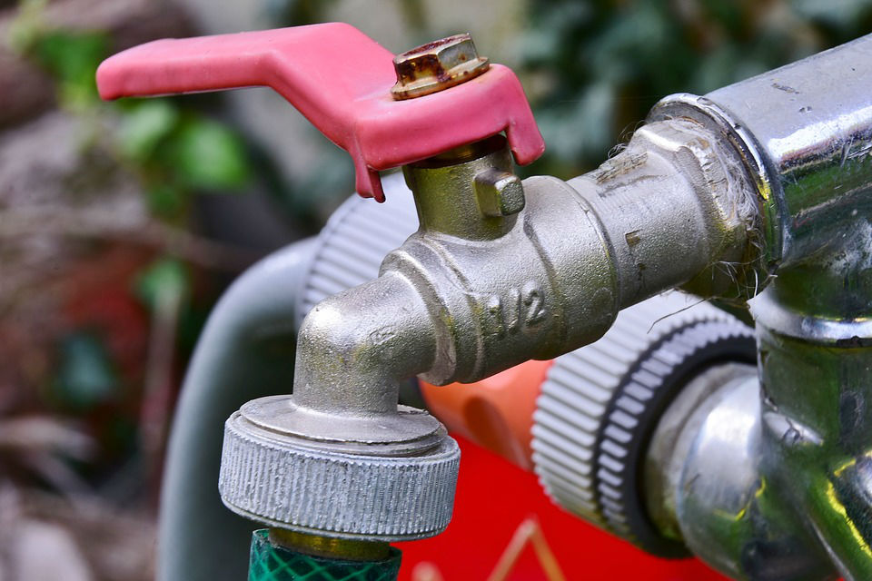 Comment déboucher une canalisation avec un furet de plomberie ? 