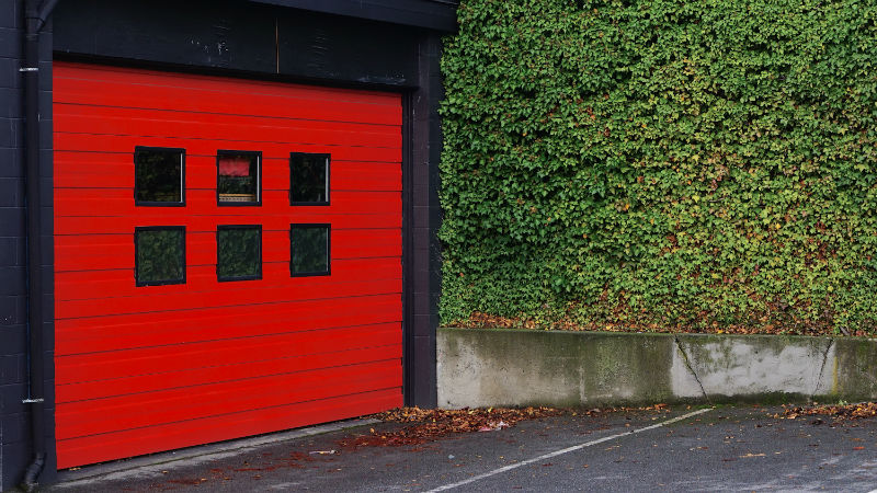 Porte de garage automatisée rouge et noire