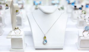 Des bijoux réalisés en cristal d'art