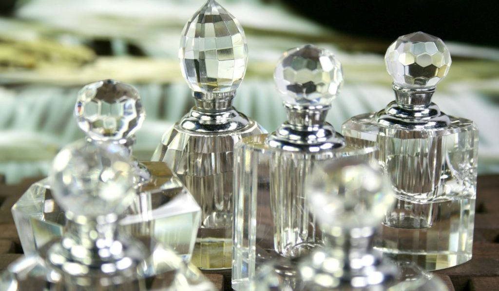 Des flacons de parfums en cristal d'art