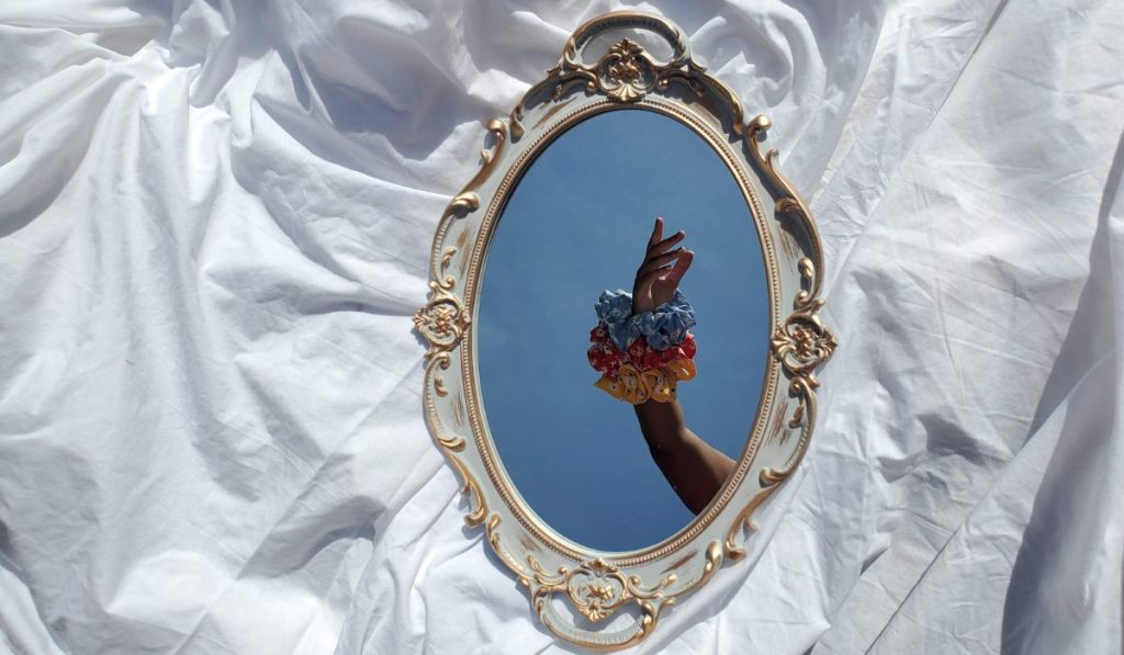 Un miroir vénitien en cristal d'art