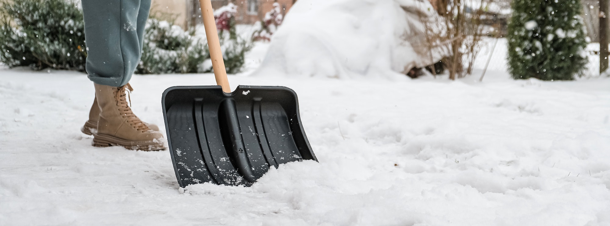 La pelle à neige Fiskars pour l’entretien de votre jardin en hiver