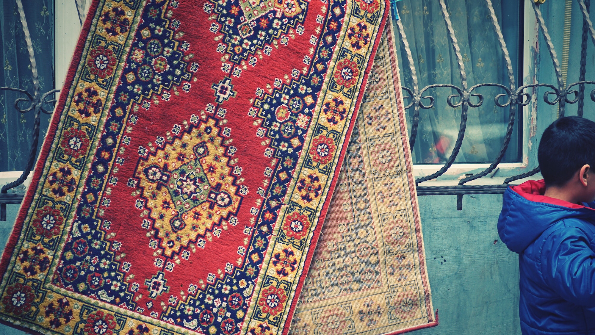 Tapis de luxe : comment choisir le parfait allié de votre déco